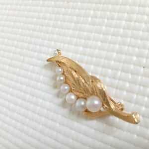 Vintage gold tone faux pearls leaf Brooch, mint, rare